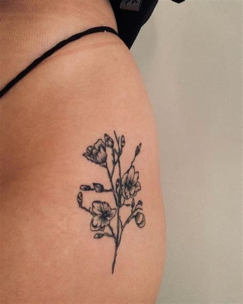 hip bum tattoo small|Small Hip Tattoos for Women: Elegant Ideas for Side。